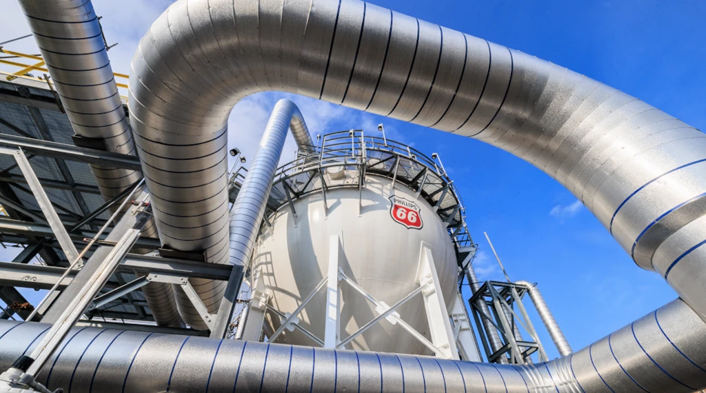Industrial storage tank with pipelines
